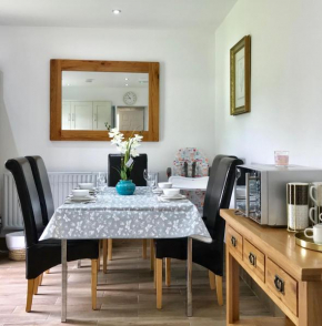 The Woodfarm Lodge - 3 Bedroom House with free Parking